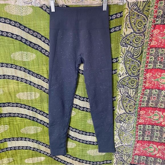 Lululemon Blue Tied/ White Free To Flow 7/8 Tight Size 2 - Picture 3 of 15
